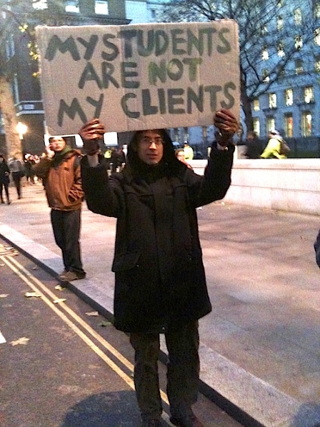 Researcher vom Kings College mit Plakat: My Students are not my Clients